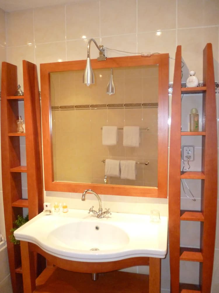 Bathroom sink