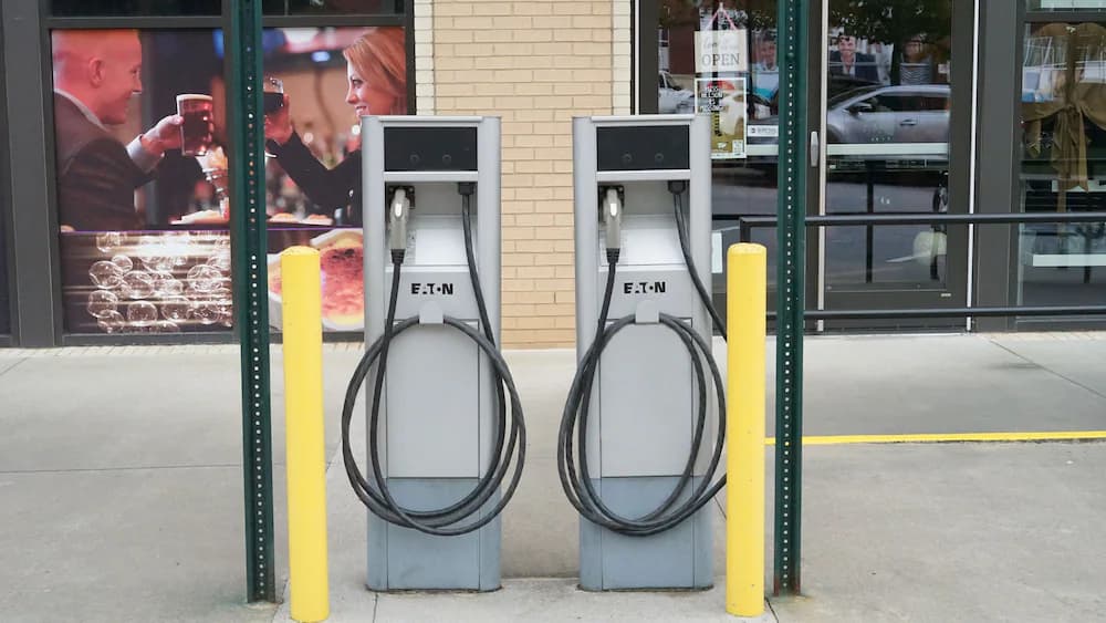 Electric vehicle charging station