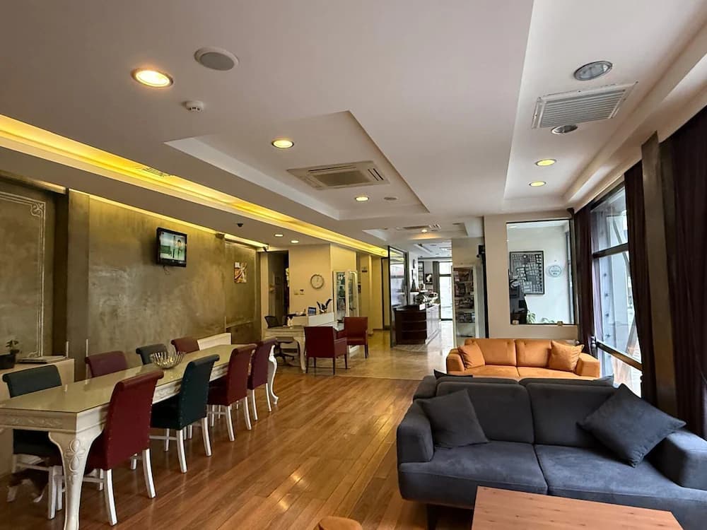 Lobby lounge
