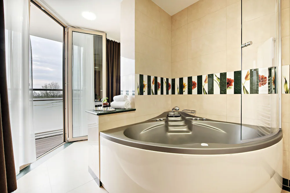 Deep soaking bathtub