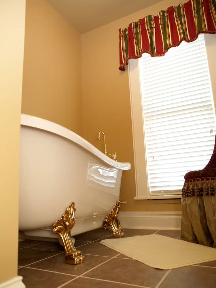 Deep soaking bathtub