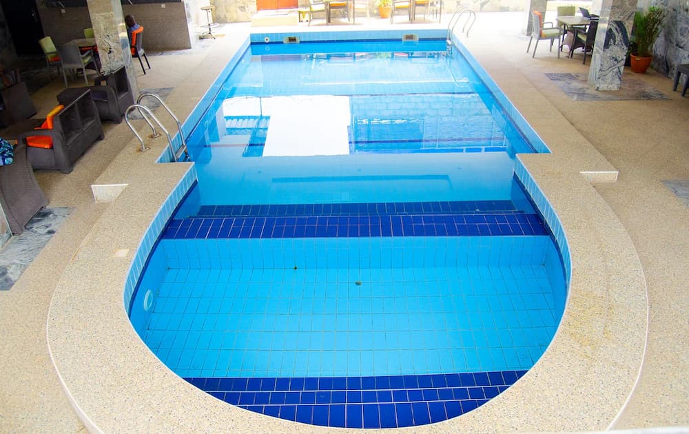 Indoor/outdoor pool