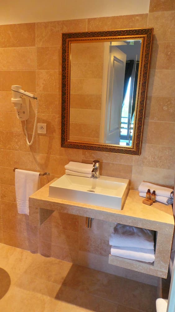Bathroom sink