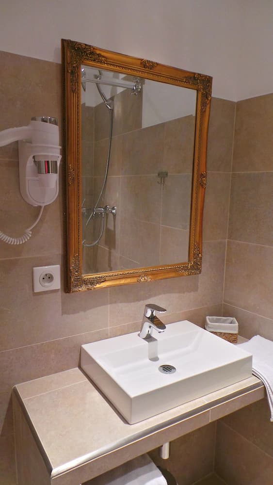 Bathroom sink