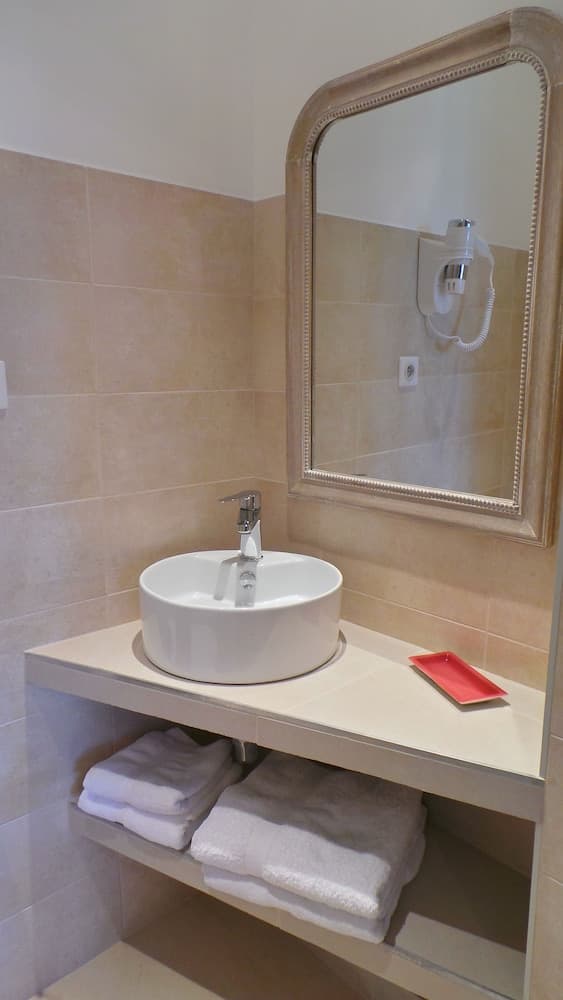 Bathroom sink