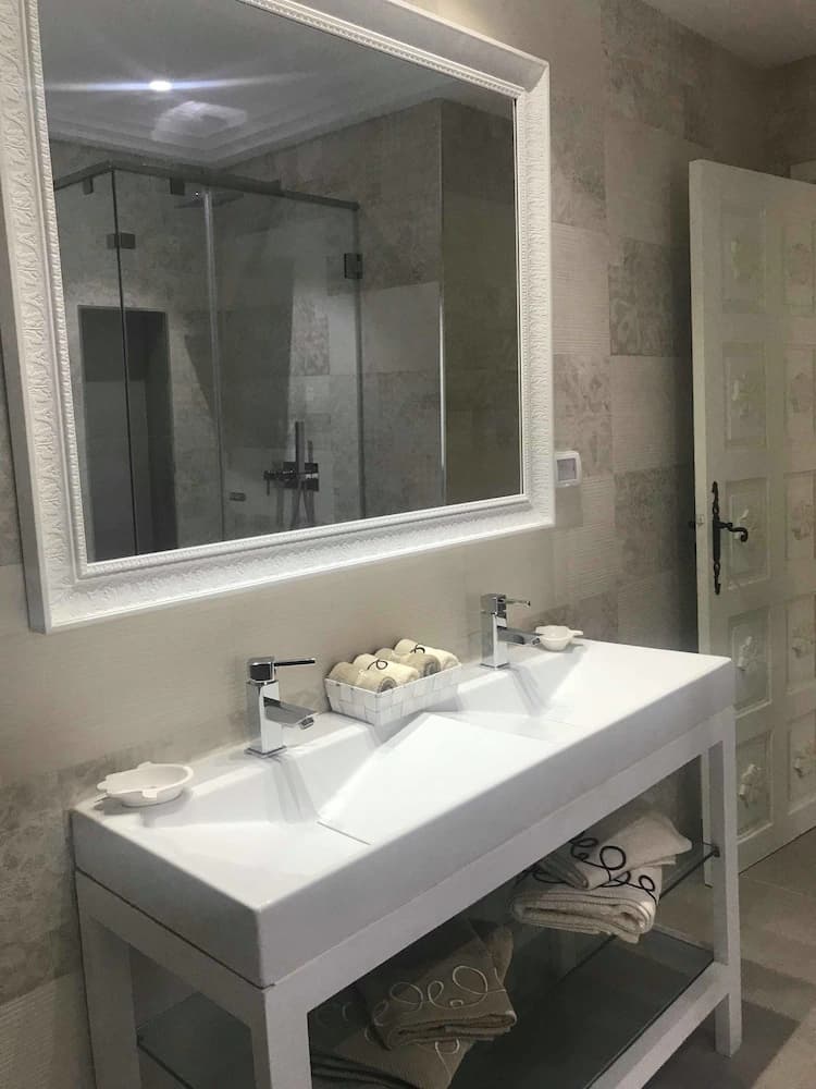 Bathroom sink