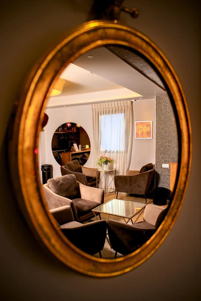 Lobby lounge