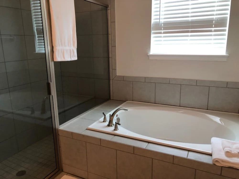 Jetted tub