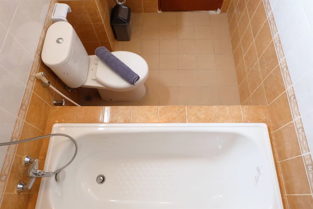 Deep soaking bathtub