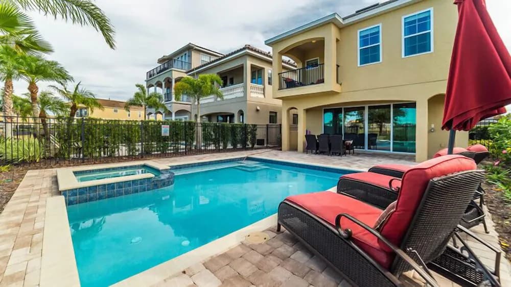 Indoor/outdoor pool