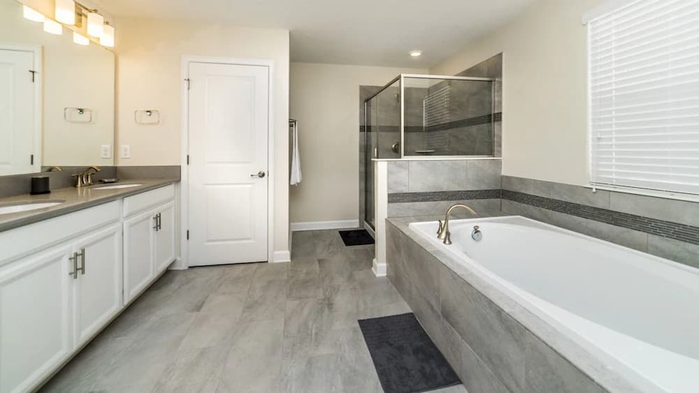 Deep soaking bathtub