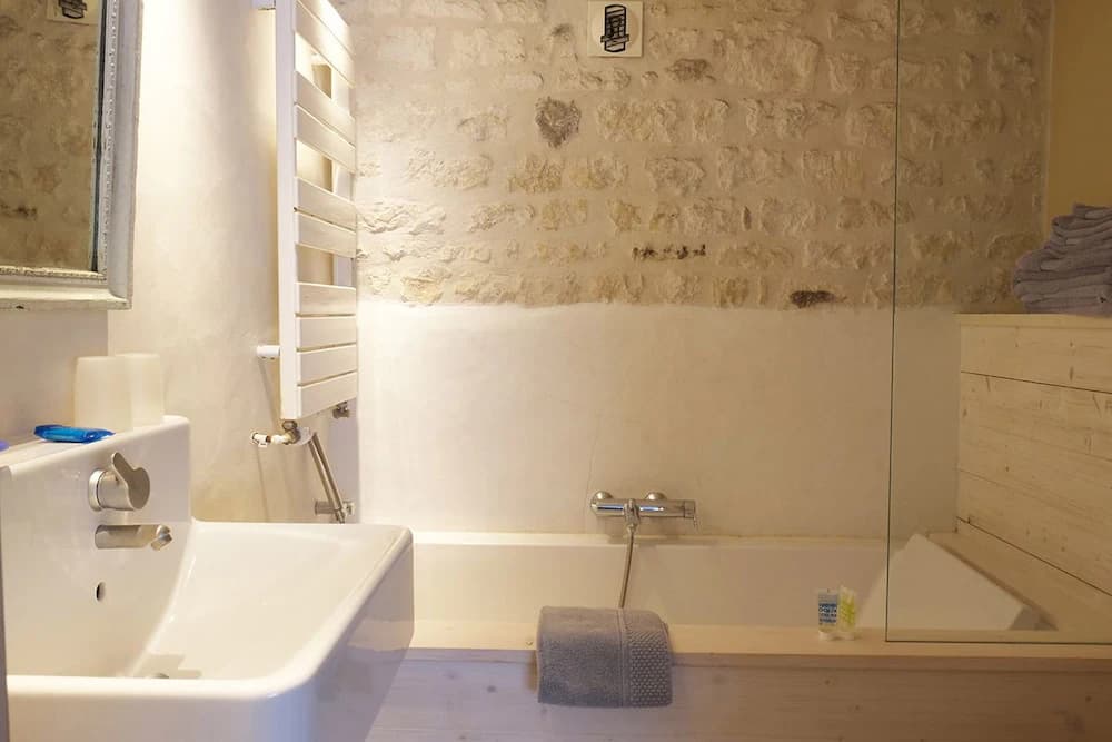 Deep soaking bathtub