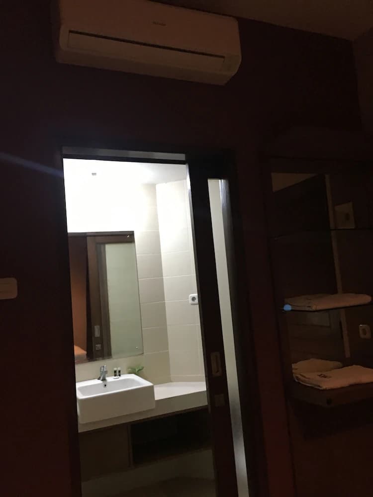 Bathroom sink