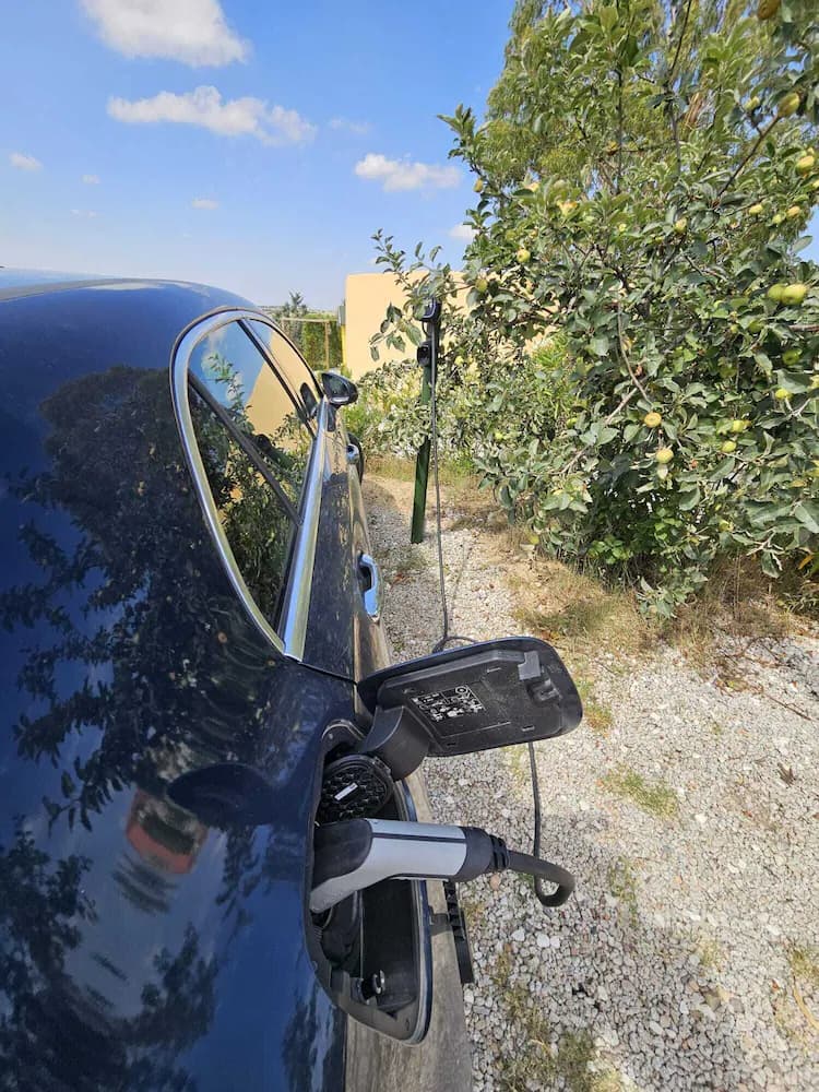 Electric vehicle charging station
