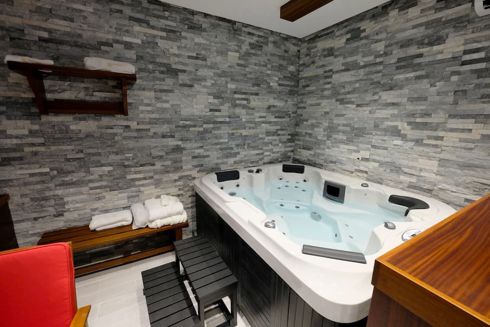 Private spa tub