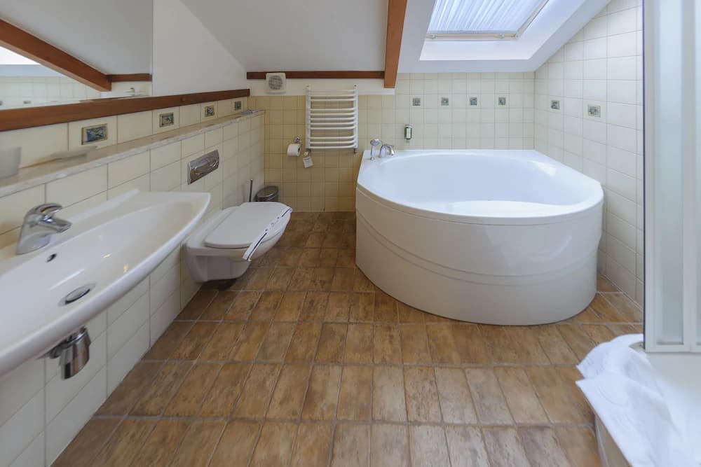 Deep soaking bathtub