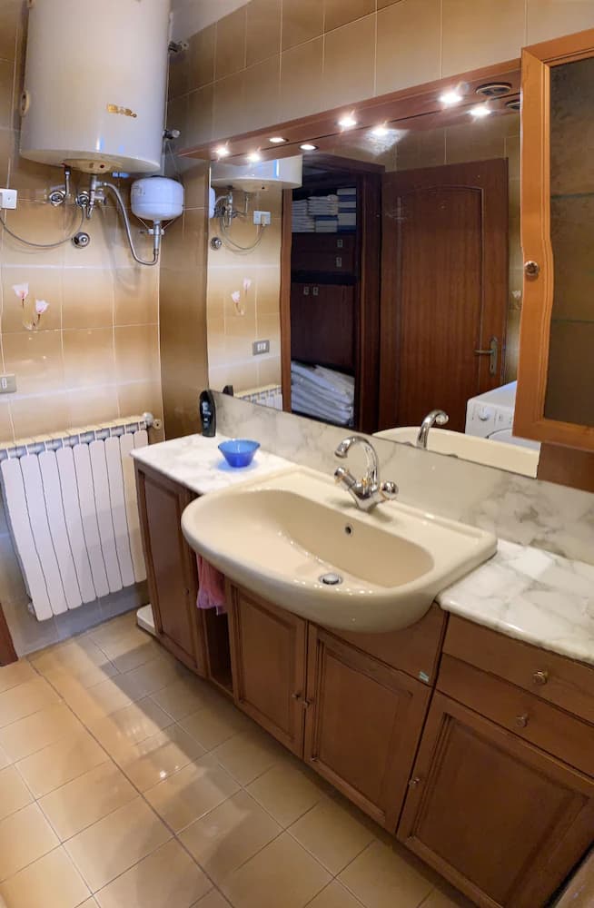 Bathroom sink
