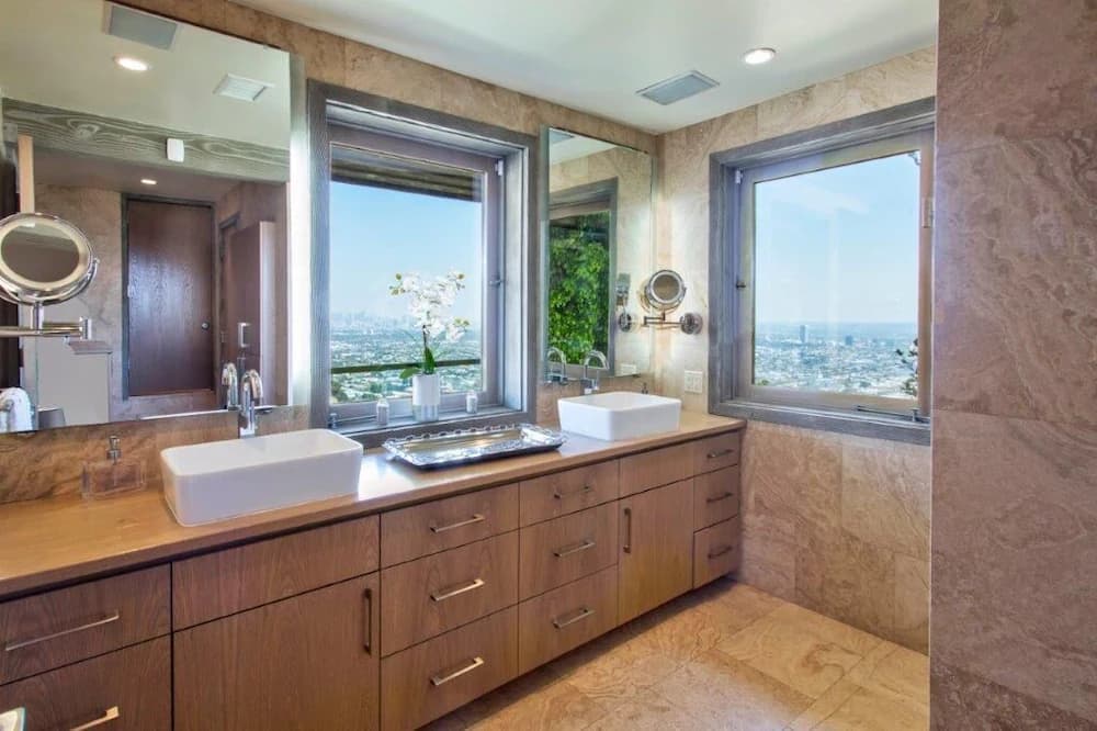 Bathroom sink