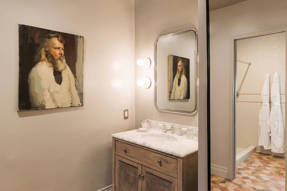 Bathroom sink