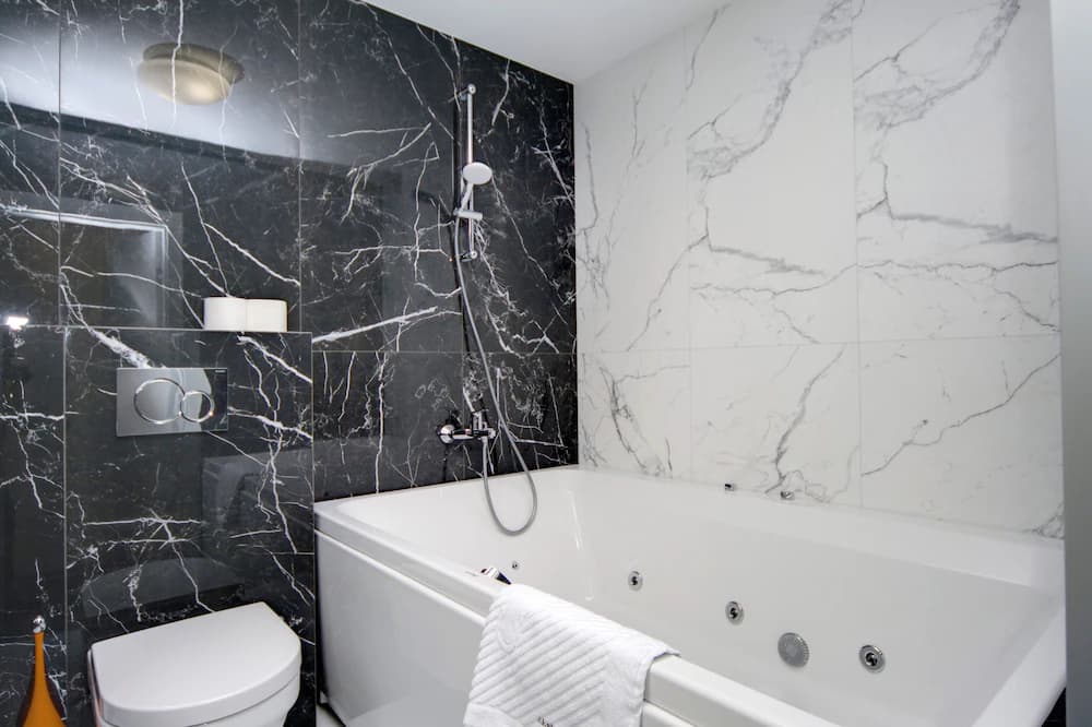 Jetted tub