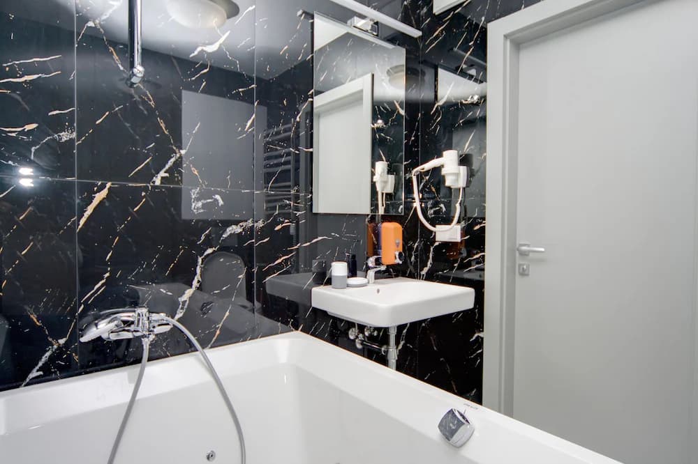 Jetted tub