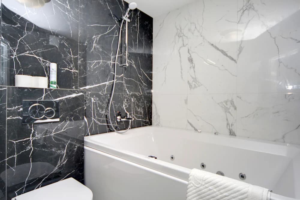 Jetted tub
