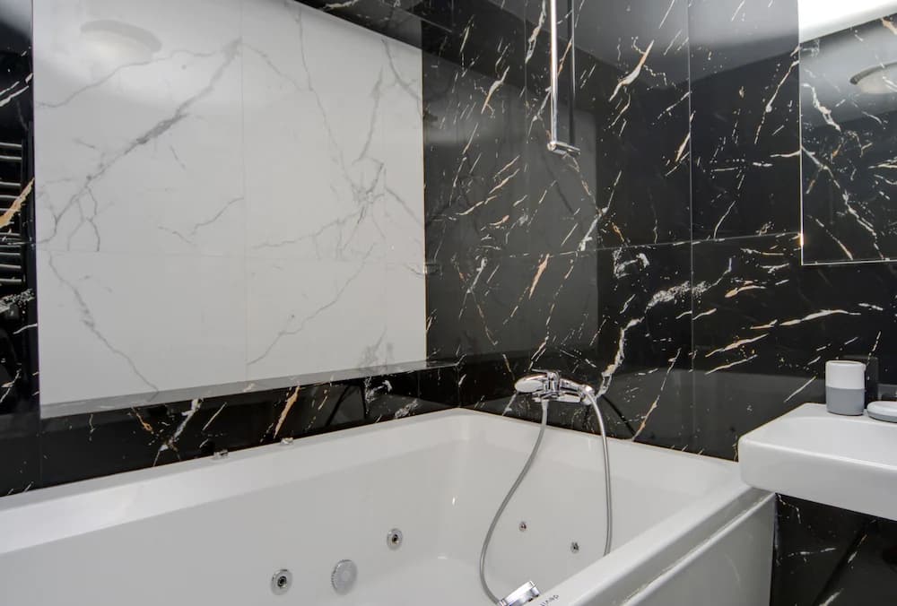 Jetted tub