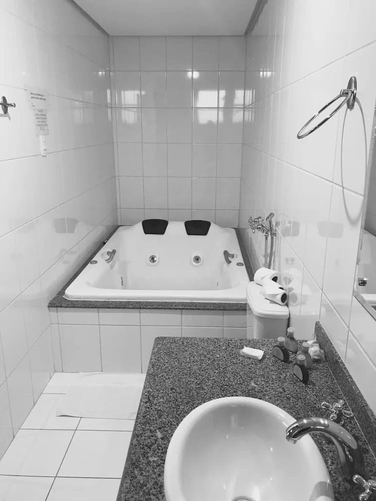Jetted tub