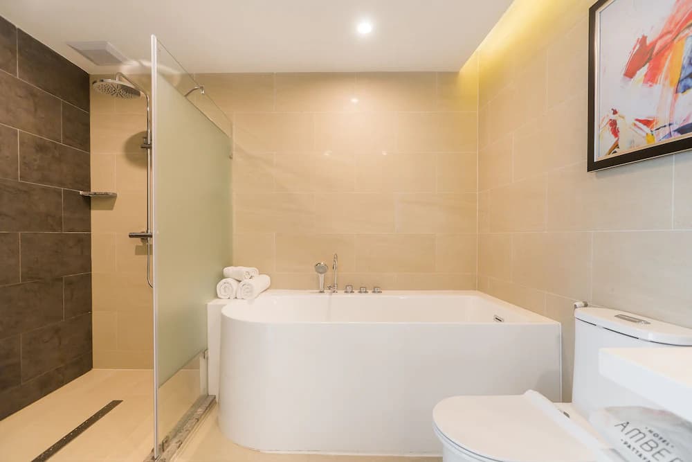 Deep soaking bathtub