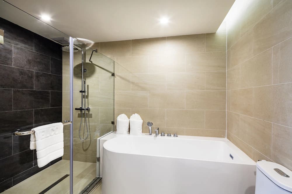 Deep soaking bathtub