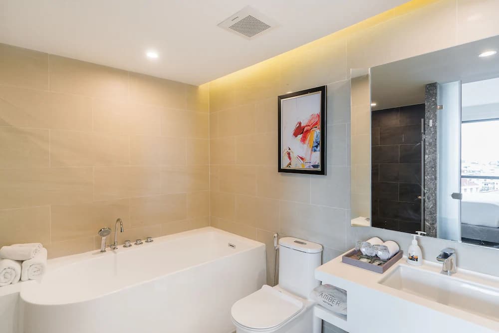 Deep soaking bathtub