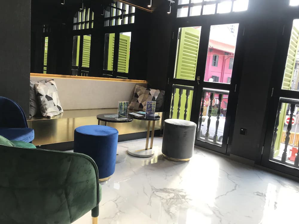Lobby lounge