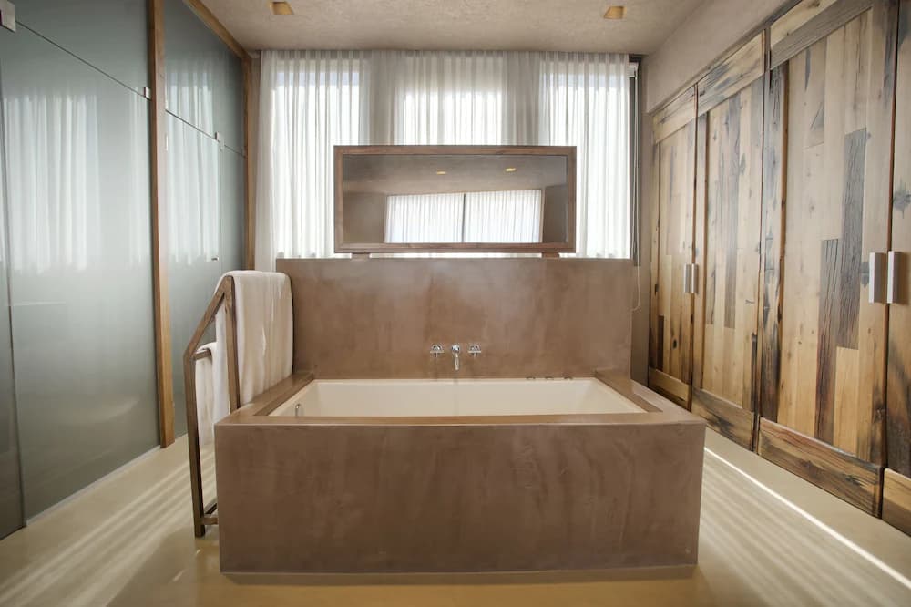 Private spa tub