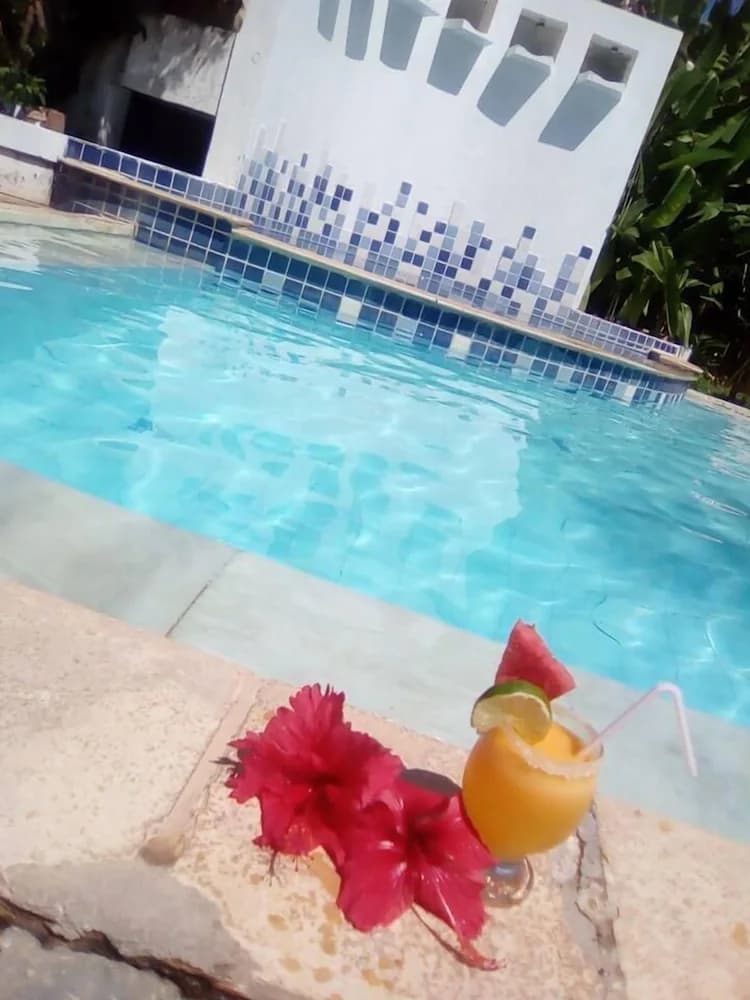 Pool waterfall
