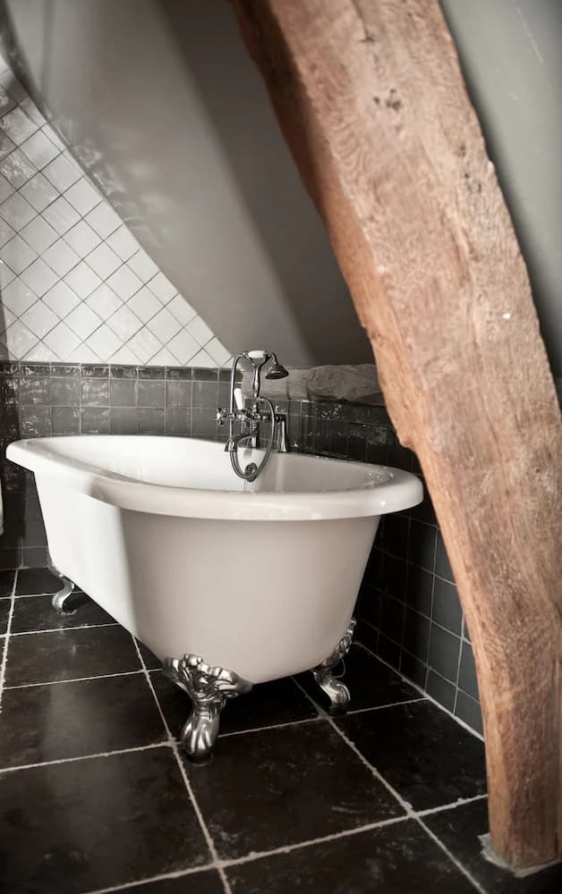 Deep soaking bathtub