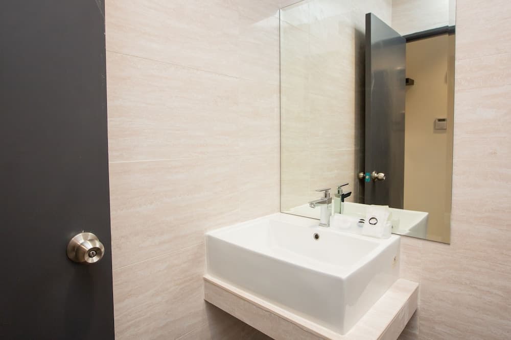 Bathroom sink