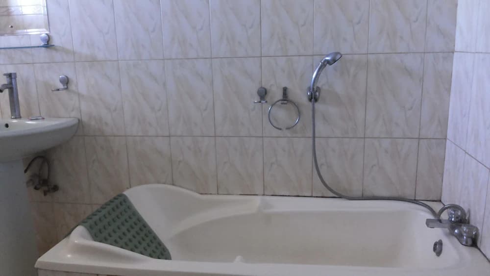 Deep soaking bathtub