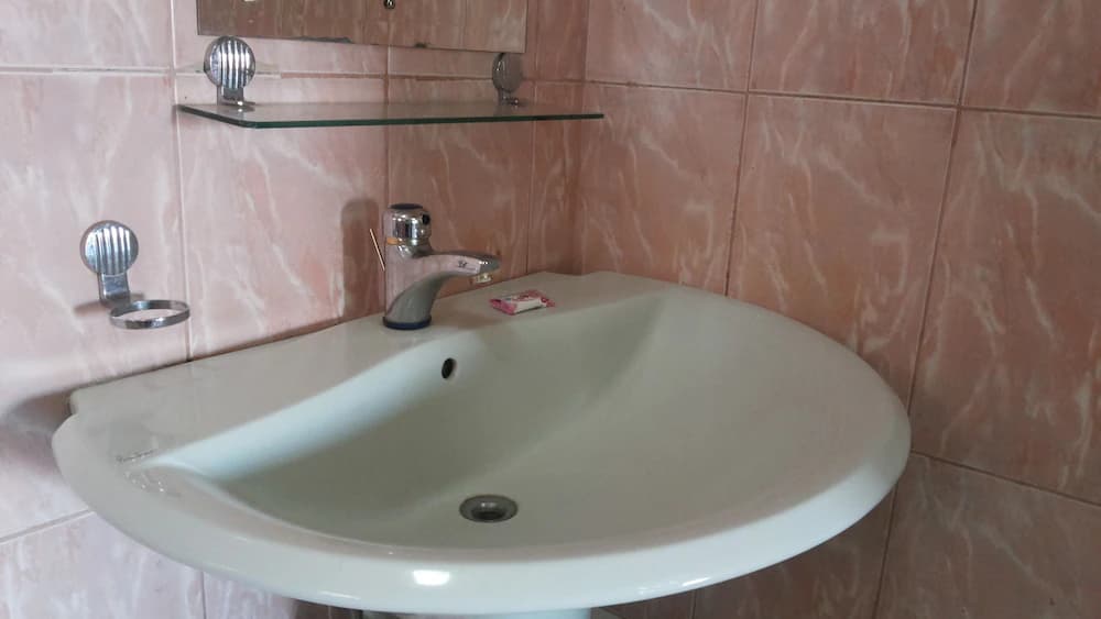 Bathroom sink