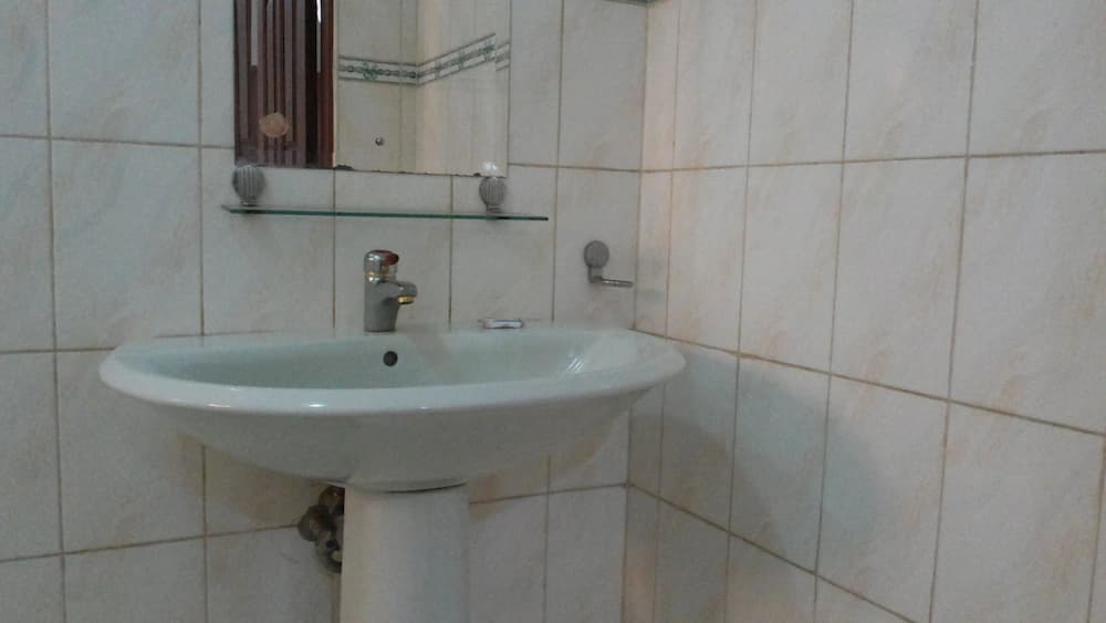 Bathroom sink