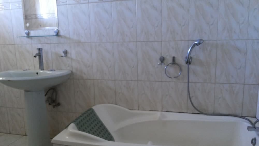 Deep soaking bathtub