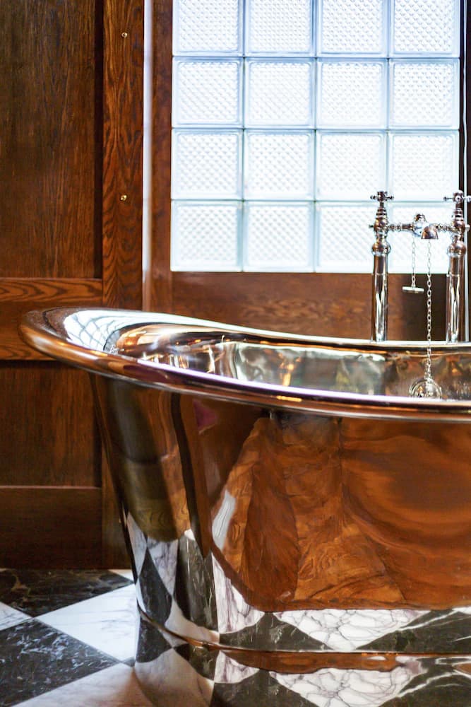 Deep soaking bathtub
