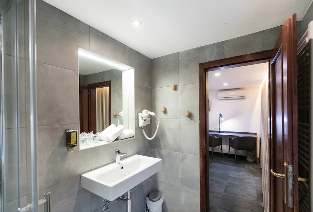 Bathroom sink