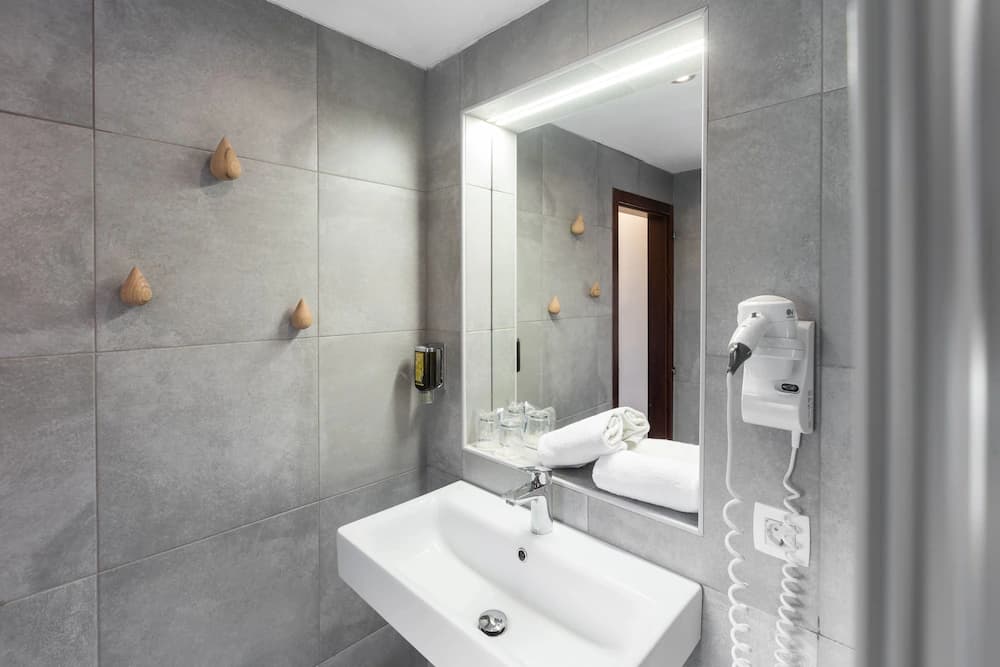 Bathroom sink