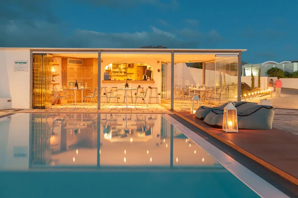 Poolside bar