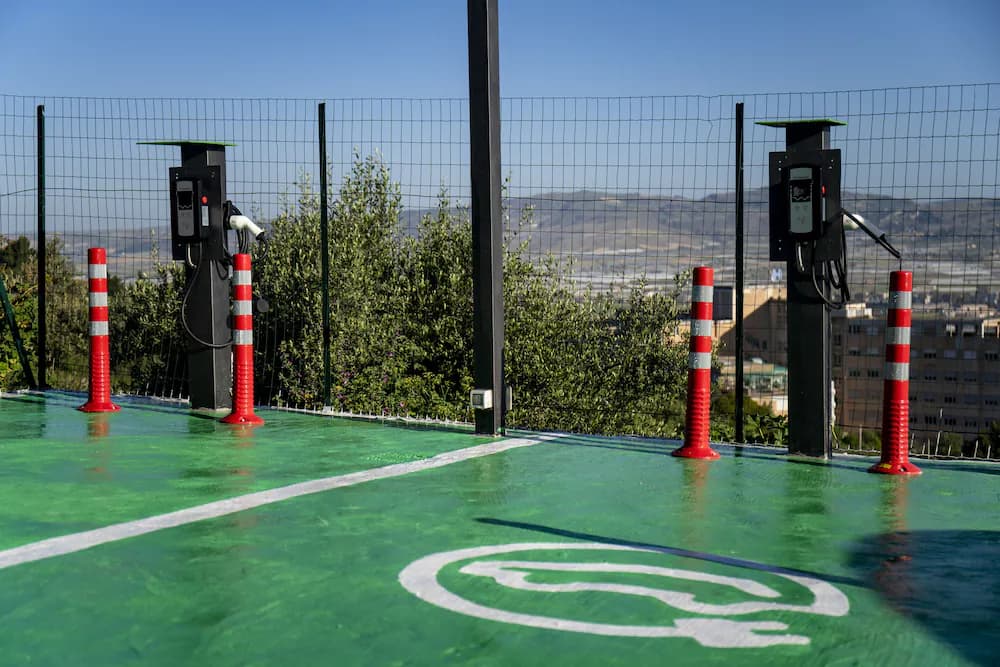 Electric vehicle charging station