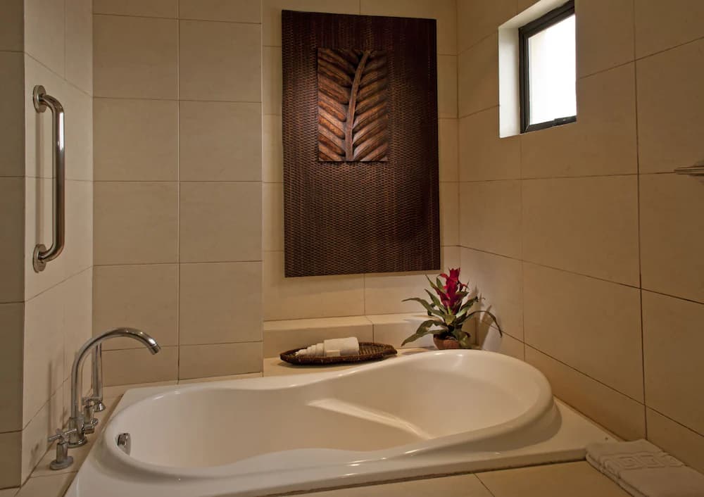 Deep soaking bathtub
