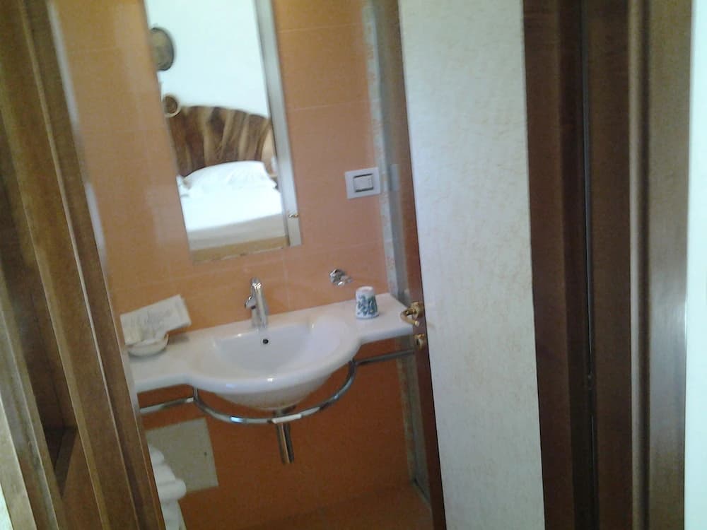 Bathroom sink