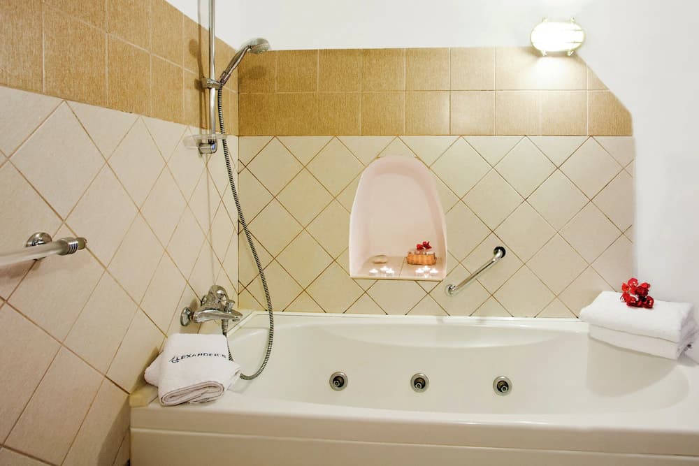 Deep soaking bathtub