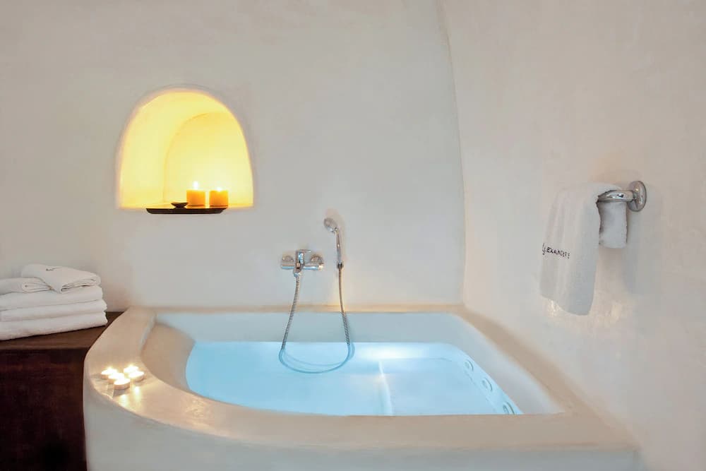 Deep soaking bathtub