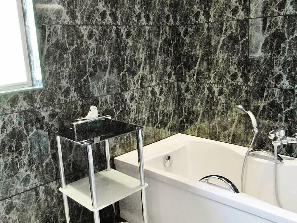 Bathroom amenities
